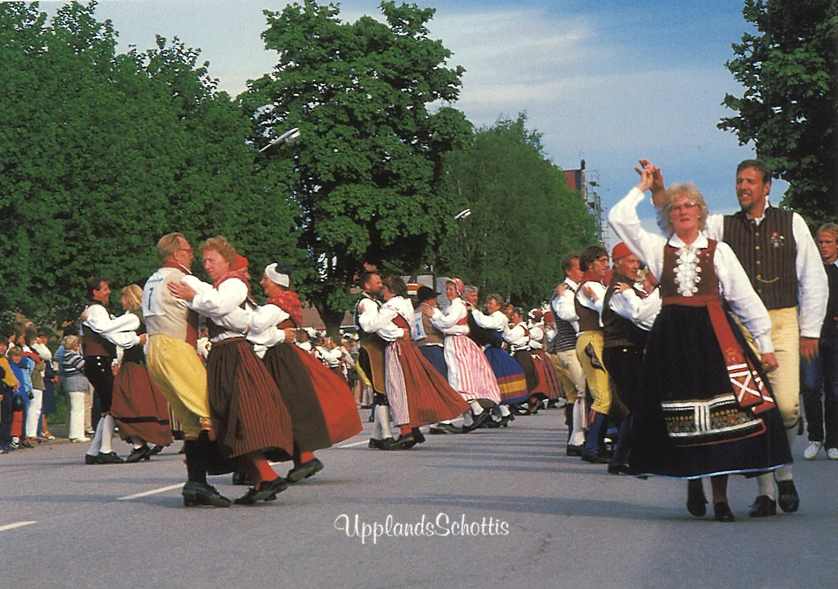 Upplands-Schottis_01 Dansande par i folkdräkter under Upplandsschottis i Tierp.